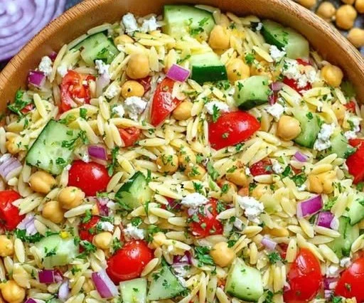 Kritharaki-Salat mit Feta in einer bunten Schüssel