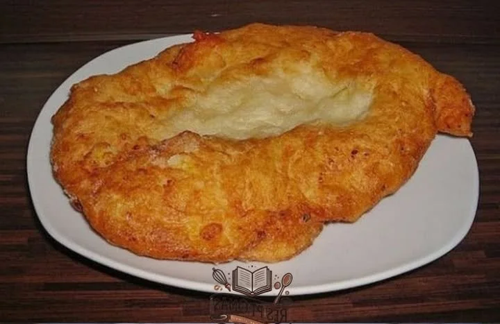 Lángos - ungarisches frittiertes Fladenbrot mit verschiedenen Toppings