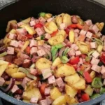 Leberkäse-Pfanne mit frischem Gemüse und Beilagen serviert