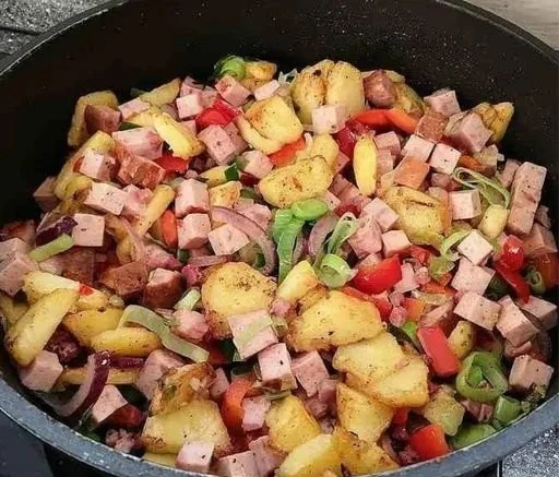 Leberkäse-Pfanne mit frischem Gemüse und Beilagen serviert