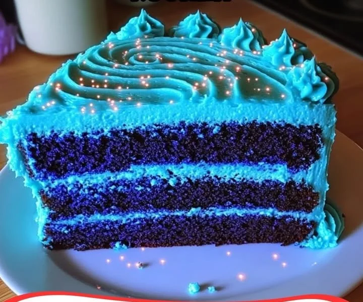 Leuchtender Mondlicht-Kuchen, ein köstliches Dessert in Mondform