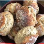Low-Carb Cloud Bread mit nur 3 Zutaten auf einem Holzbrett