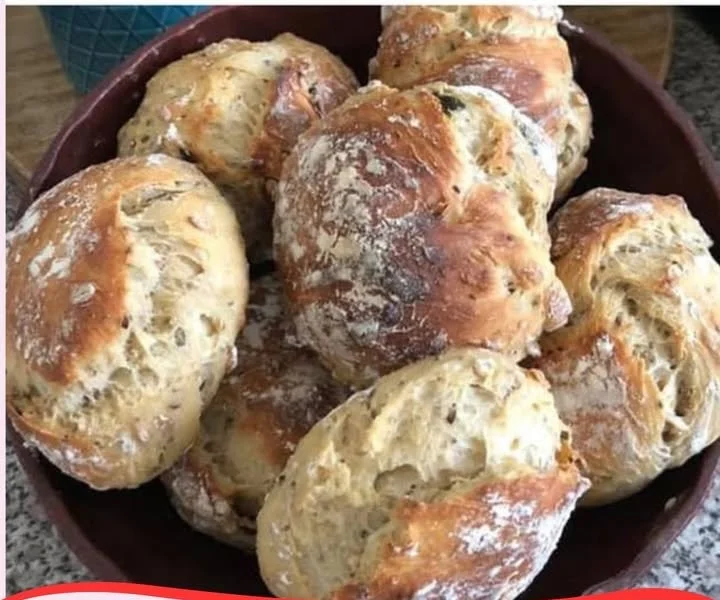 Low-Carb Cloud Bread mit nur 3 Zutaten auf einem Holzbrett