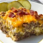 Low Carb Cheeseburger Casserole mit Käse und Hackfleisch in einer Auflaufform