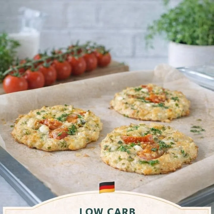 Leckere Low Carb Hüttenkäsetaler auf einem Teller präsentiert