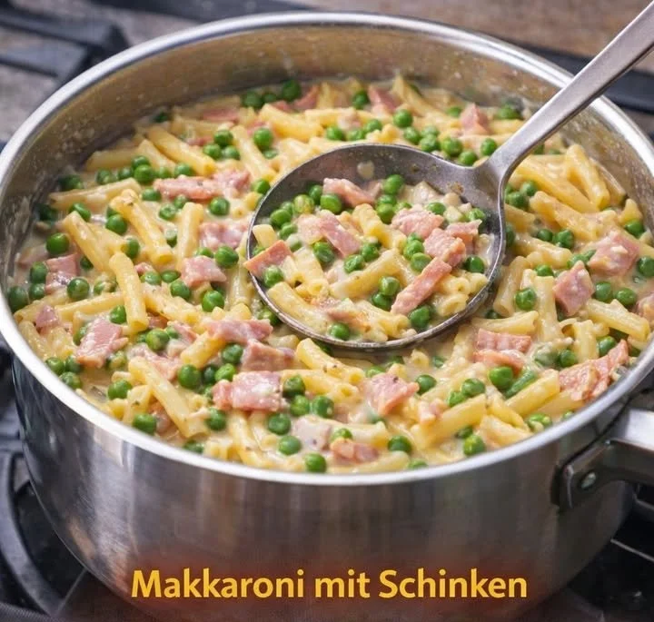 Makkaroni mit Schinken und Erbsen auf einem Teller serviert.