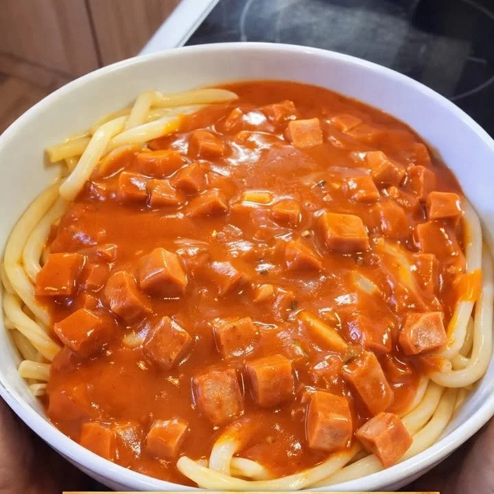 Makkaroni mit Tomatensoße und Jagdwurst auf einem Teller