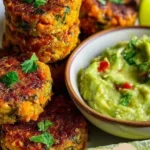 Mini Süßkartoffel-Rote-Linsen-Patties mit Avocado-Koriander-Dip auf einem Teller