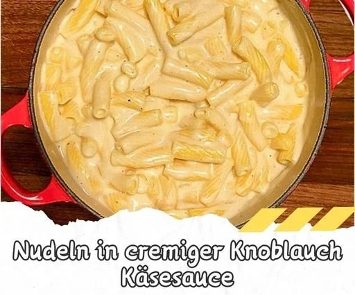 Nudeln in cremiger Knoblauch-Käse-Sauce serviert in einer Schüssel.