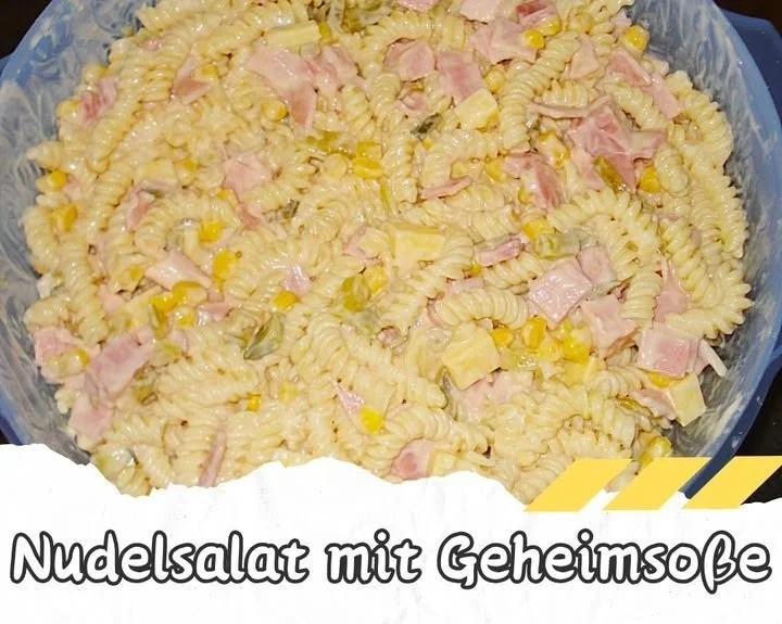 Leckere Nudelsalat mit Geheimsoße auf einem bunten Teller serviert