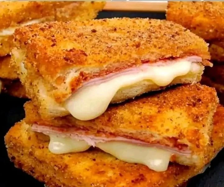 Omas Käseschnitten frisch aus dem Ofen mit Käse überbacken