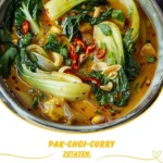 Leckeres Pak-Choi-Curry in einer farbenfrohen Schüssel serviert