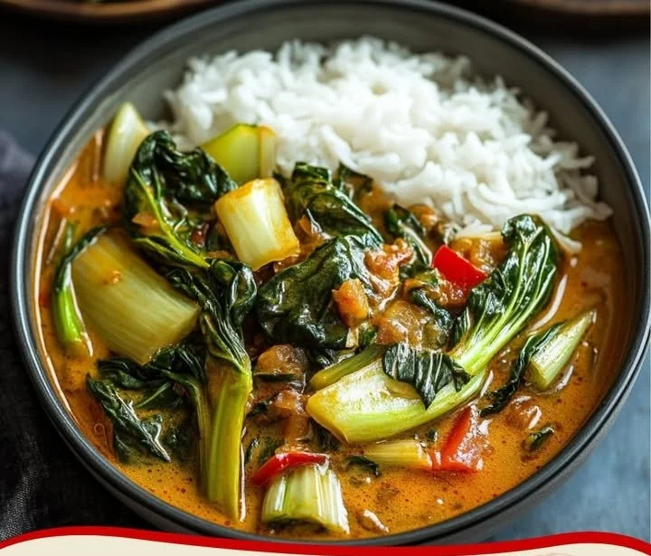 Leckeres Pak Choi Curry mit frischen Zutaten in einer goldenen Soße