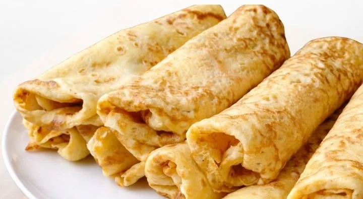 Glutenfreie Pfannkuchen ohne Mehl auf einem Teller serviert