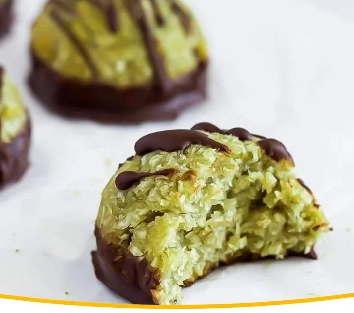 Leckere Pistazien-Kokos-Makronen auf einem Teller