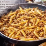 Polnische Krautnudeln mit herzhaftem Sauerkraut und Nudeln serviert.