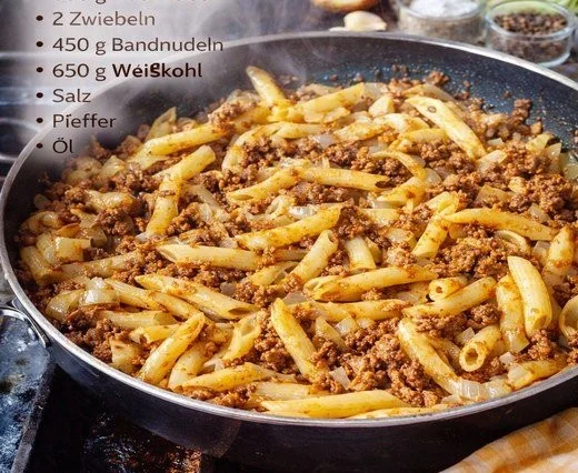 Polnische Krautnudeln mit herzhaftem Sauerkraut und Nudeln serviert.