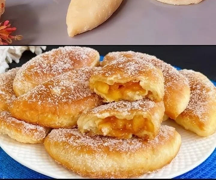 Leckere Quark Apfeltaschen auf einem Teller, frisch gebacken.