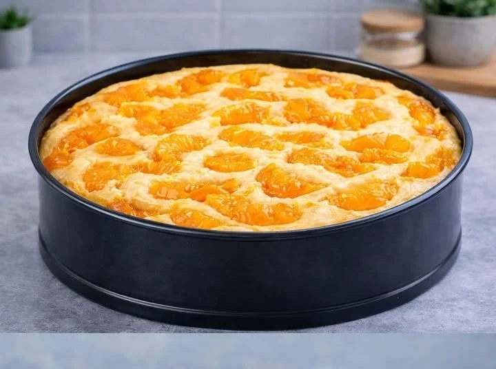 Quarkkuchen ohne Boden auf einem Teller, dekoriert mit frischen Früchten.