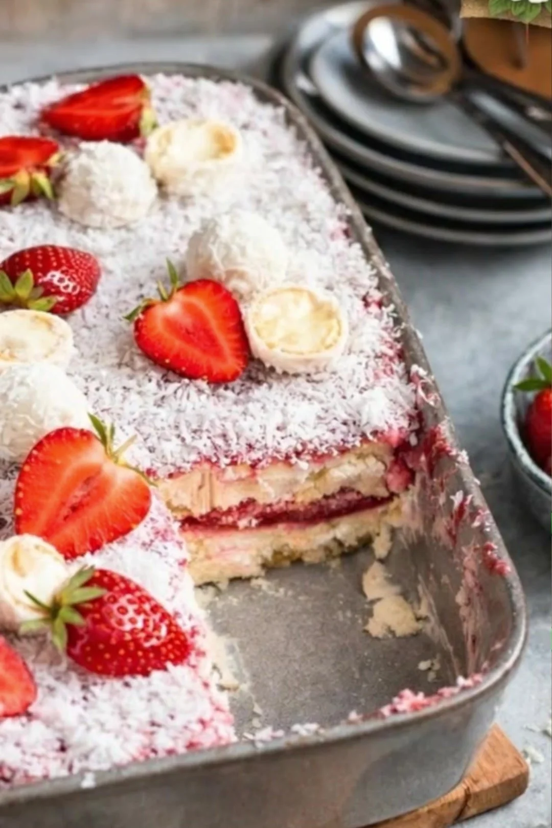 Raffaello-Erdbeer-Tiramisu mit frischen Erdbeeren und Kokosraspeln