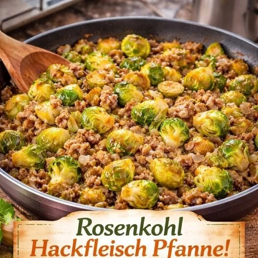 Rosenkohl Hackfleisch Pfanne mit frischem Gemüse und Gewürzen
