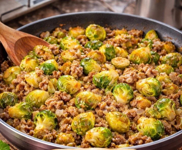 Rosenkohl Hackfleisch Pfanne mit frischen Zutaten in einer Pfanne zubereitet.