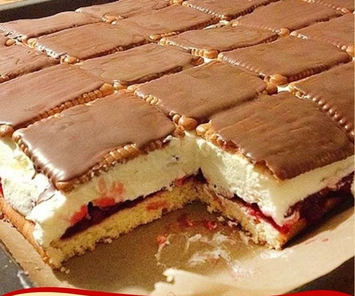 Säufertorte mit Butterkeksen auf einem Teller präsentiert