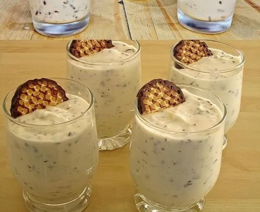 Schaumkusscreme in einer Schüssel, frisch zubereitet