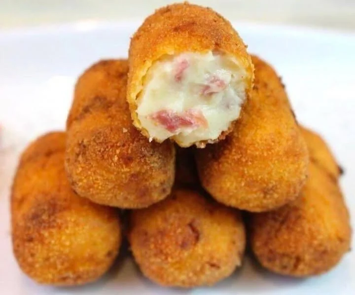 Leckere Schinken-Käse-Krokette auf einem Teller serviert