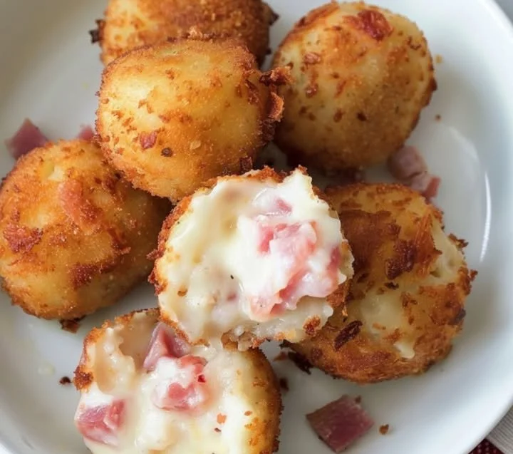 Leckere Schinken-Käse-Kroketten frisch zubereitet auf einem Teller
