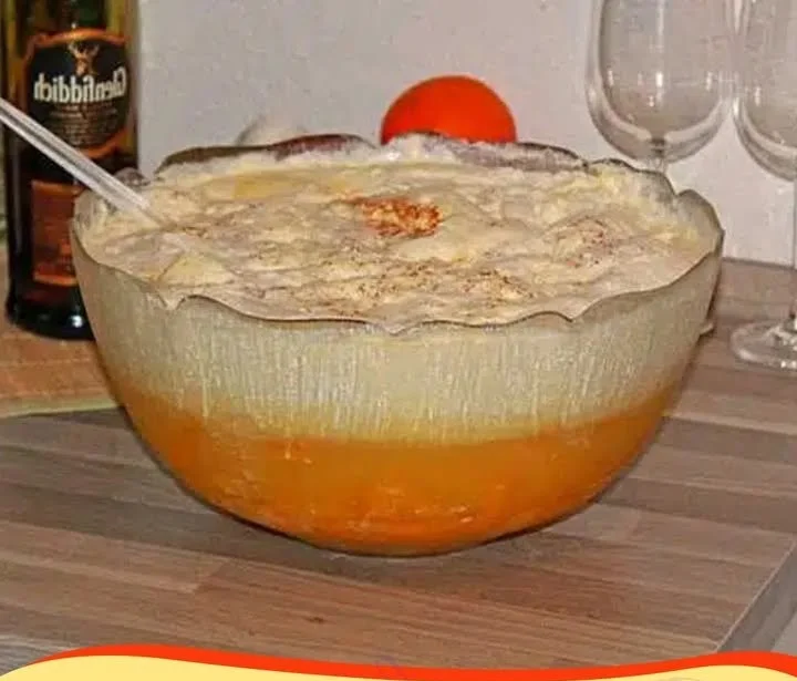 Schlammbowle in einem Glas, ein perfektes Getränk für Partys und gesellige Anlässe.