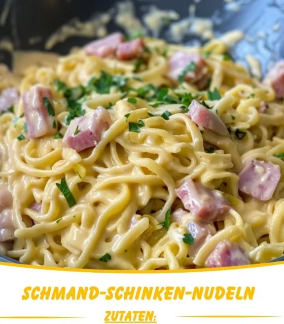 Schmand-Schinken-Nudeln auf einem Teller serviert