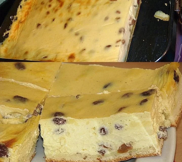 Schmandkuchen mit frischer Sahne und Früchten serviert auf einem Teller