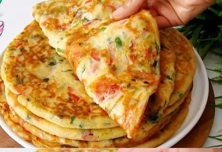 Schnelle Knoblauchpfannkuchen mit Käse auf einem Teller serviert