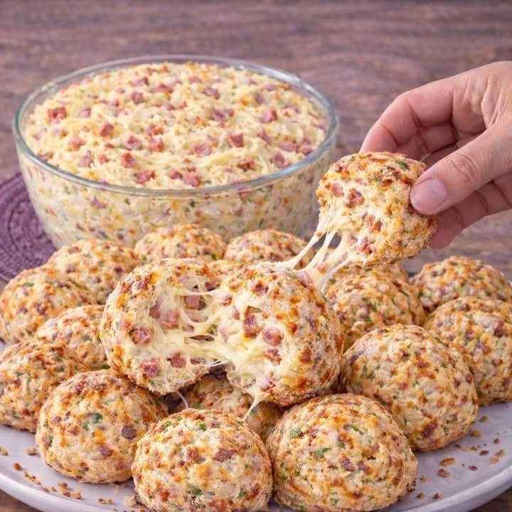 Schnelle Pizza Bällchen auf einem Teller garniert mit frischen Kräutern