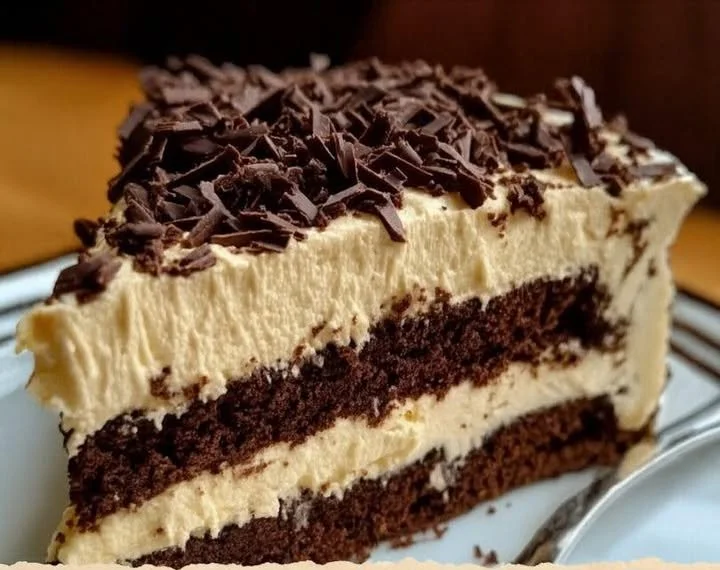 Schoko-Mascarpone-Torte mit Schokoladenglasur und frischen Beeren