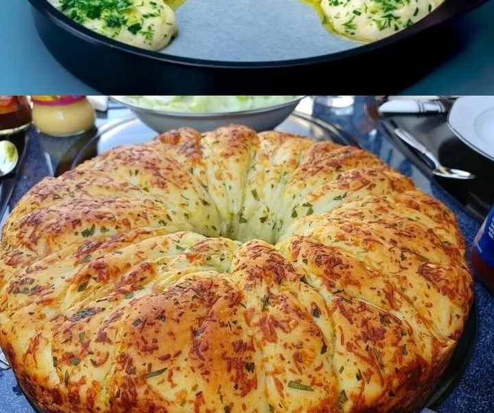 Selbstgebackenes Knoblauchbrot mit frischen Kräutern und Knoblauch