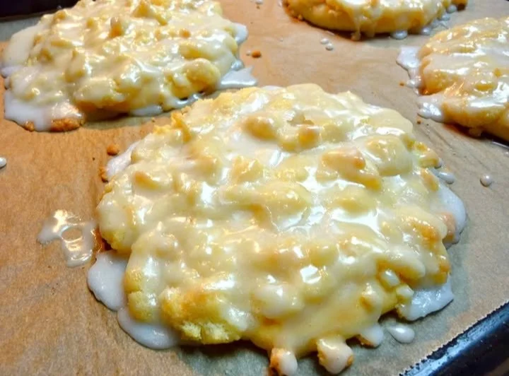 Leckere Streuseltaler auf einem Teller, ideal für Kaffeepausen