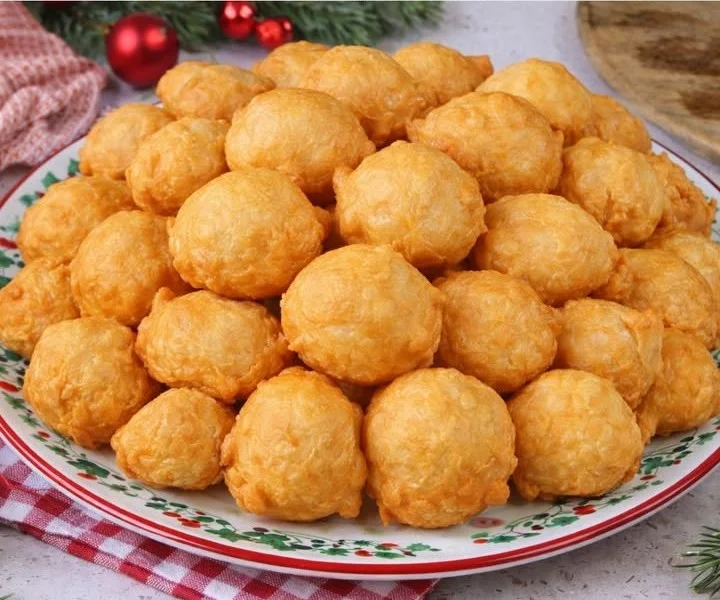 Leckere Frittelle auf einem Teller, die sofort genossen werden müssen.