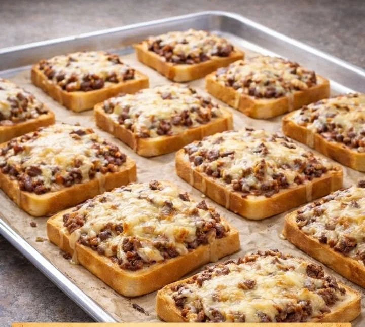 Leckere Hackfleisch-Toasts auf einem Teller serviert