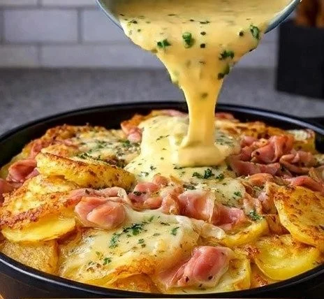 Überbackenes Kartoffelgratin nach Mamas Rezept mit cremiger Käseschicht.