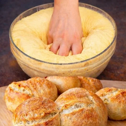 Übernacht Brötchen aus der DDR auf einem Holzbrett serviert