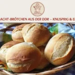 Knusprige Übernacht-Brötchen aus der DDR auf einem rustikalen Holzbrett.
