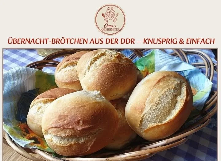 Knusprige Übernacht-Brötchen aus der DDR auf einem rustikalen Holzbrett.