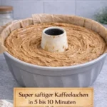 Ultrasaftiger Kaffeekuchen Gugelhupf auf einem Teller serviert