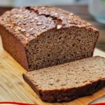 Frisches Vollkornbrot nach Blitz-Rezept auf einem Tisch