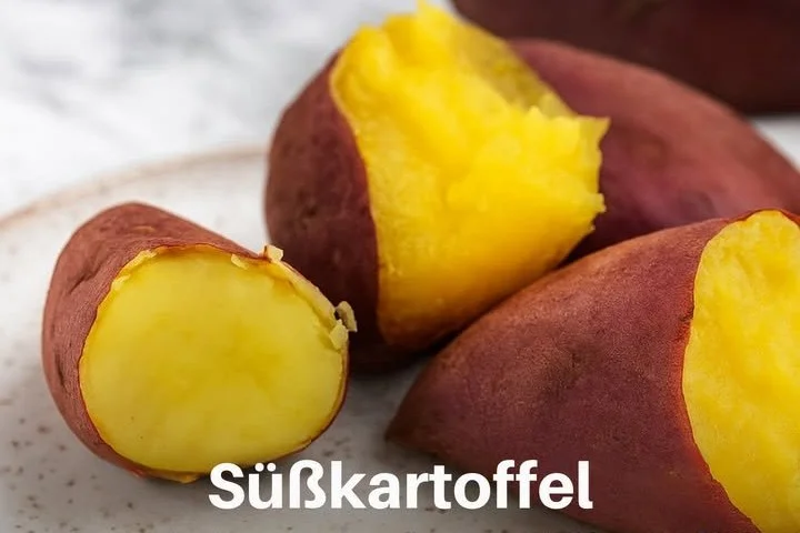 Süßkartoffel mit hohem Vitamin A Gehalt auf einem Holzuntergrund