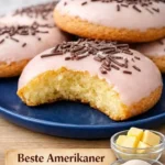 Weiche Amerikaner Kekse auf einem Teller serviert