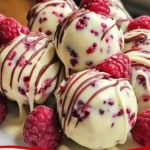 Weiße Schokoladen-Himbeer-Käsekuchen Bällchen auf einem Teller serviert