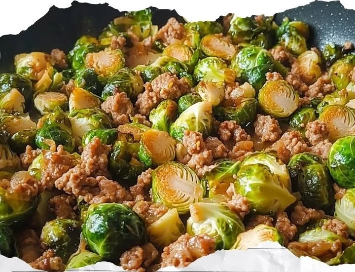 Würzige Rosenkohl-Hackfleisch-Pfanne mit frischem Gemüse und Gewürzen